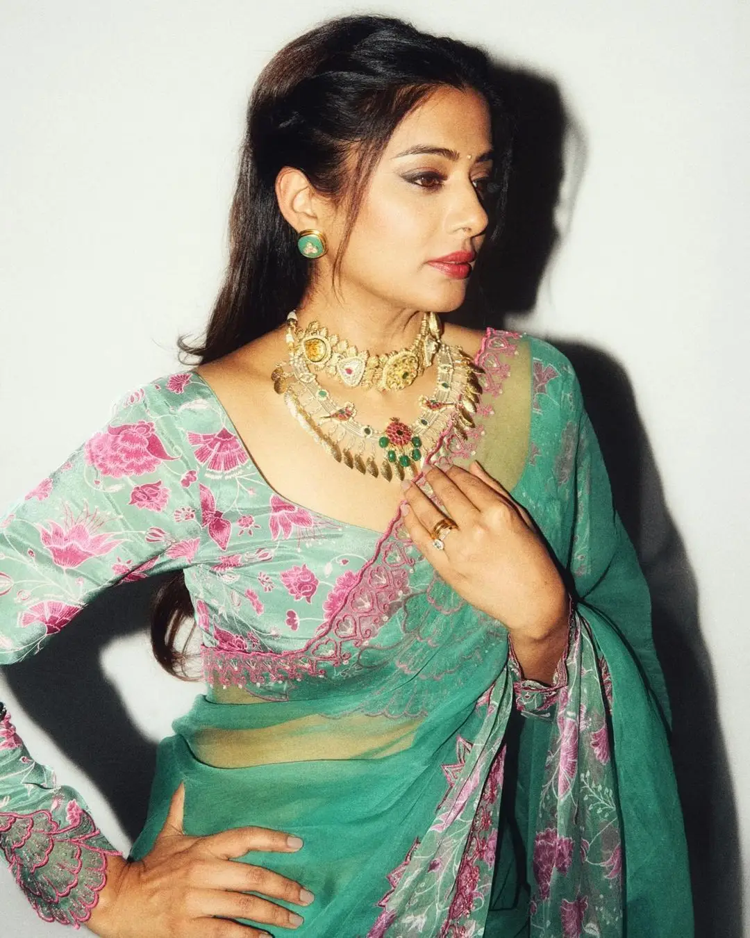 PRIYAMANI IN SOUTH INDIAN TRADITIONAL GREEN SAREE BLOUSE 3